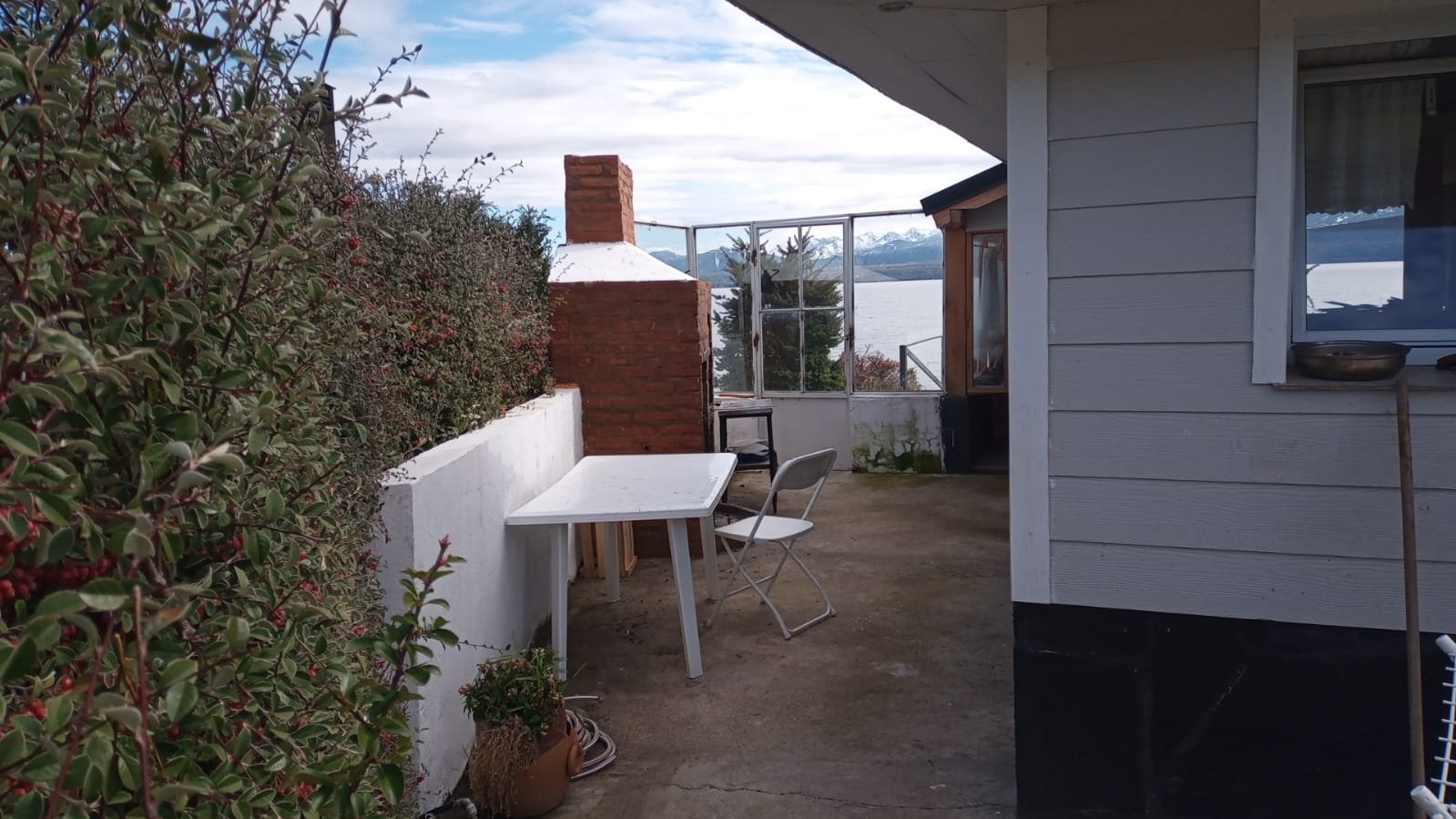 Conjunto de casas con costa de Lago Nahuel Huapi